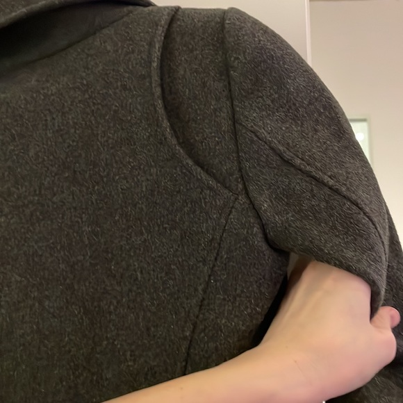 Gorgeous women’s 100% wool Elie Tahari winter coat. - Picture 7 of 16